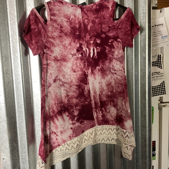 Discreet brand womens top size medium. Maroon color. Used in good condition. - Picture 2 of 3